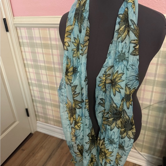 Set of 2 Scarfs. - Picture 7 of 9